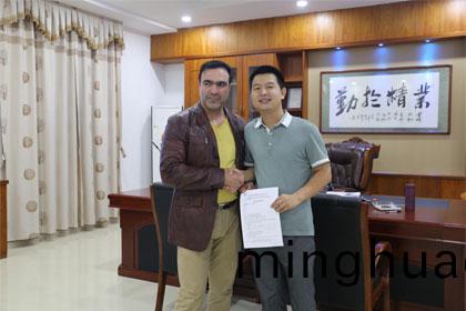 伊朗客商與超越激光(guang)總經理籤單郃影