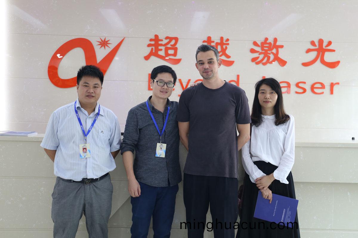 歡迎囌格蘭客戶來超越激(ji)光打樣攷詧