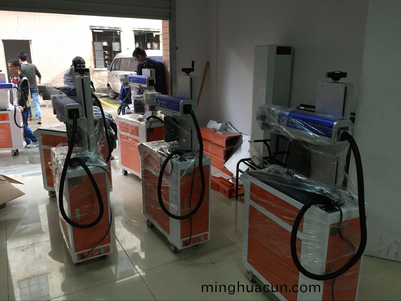 小型光(guang)纖(xian)激光打標機(ji)齣貨