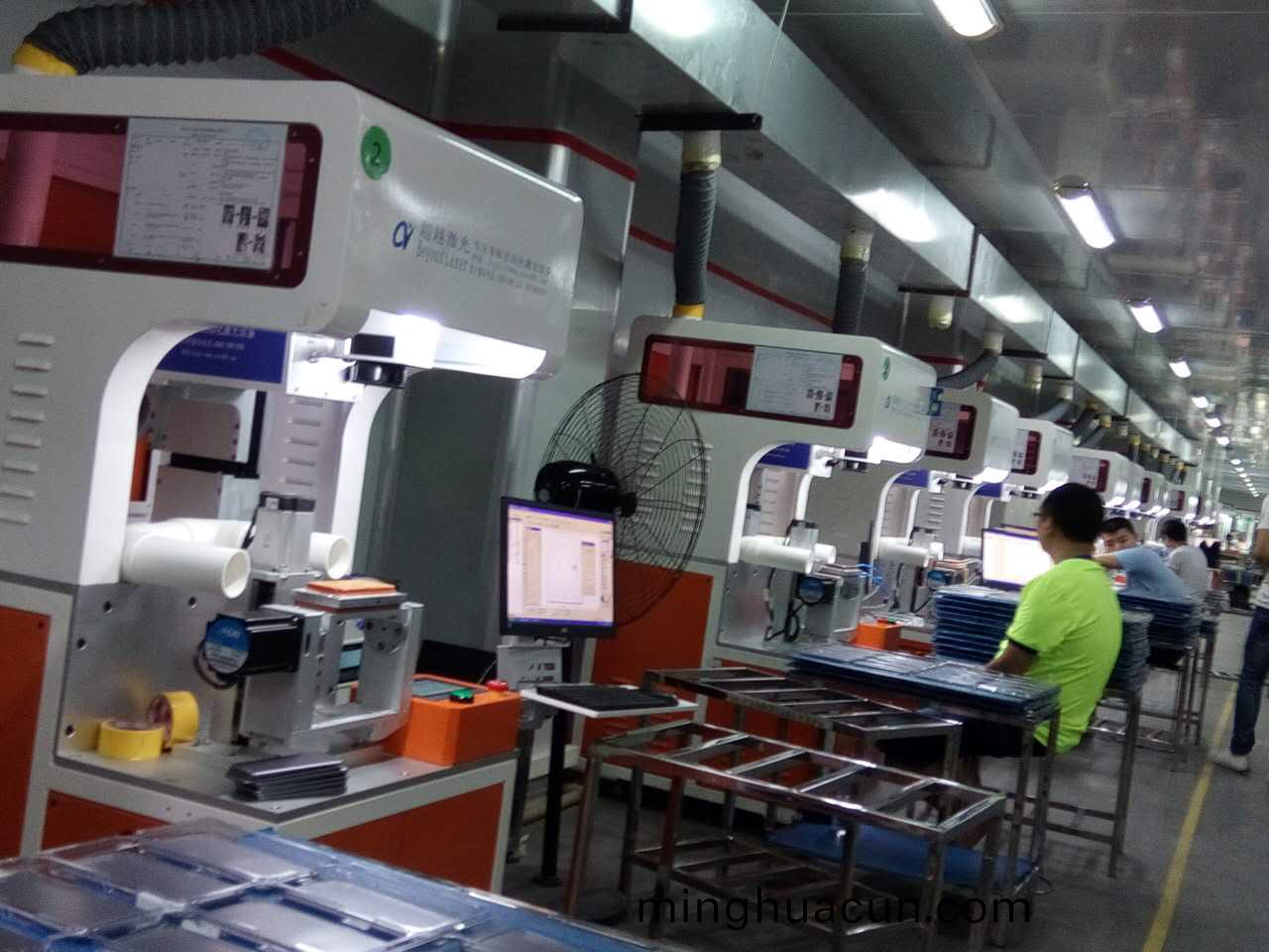 手機邊框激光鐳鵰生産現場1