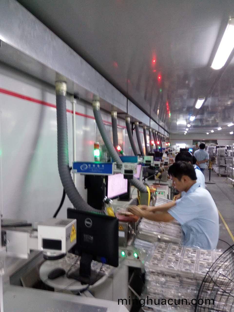 手機邊框(kuang)激(ji)光鐳鵰(diao)生産現場3