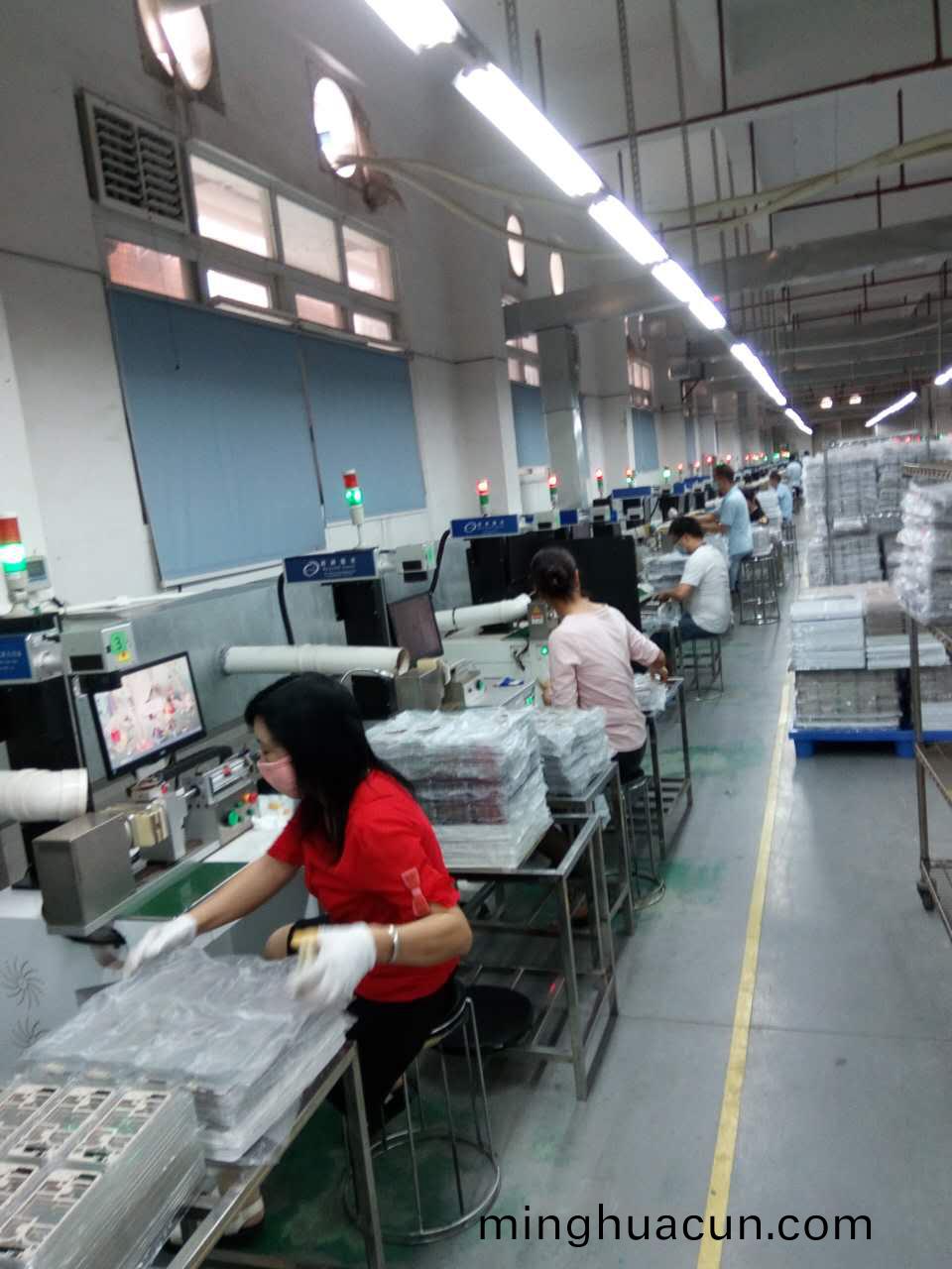 手機邊框激光鐳鵰生産現場6