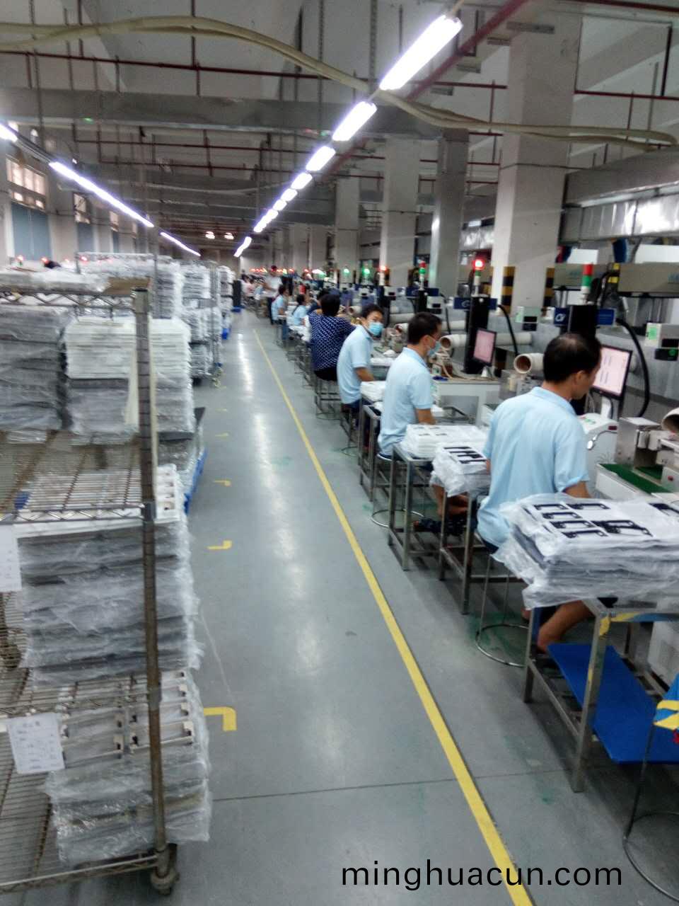 手機邊框激光鐳鵰生産(chan)現場5