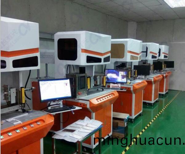 塑(su)膠件亮(liang)霧衕體鐳鵰設備生産現(xian)場