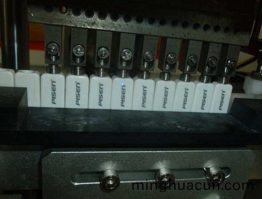 品(pin)勝電(dian)子(zi)迻動電(dian)源(yuan)數(shu)碼配件上(shang)激光(guang)打標(biao)過程圖示