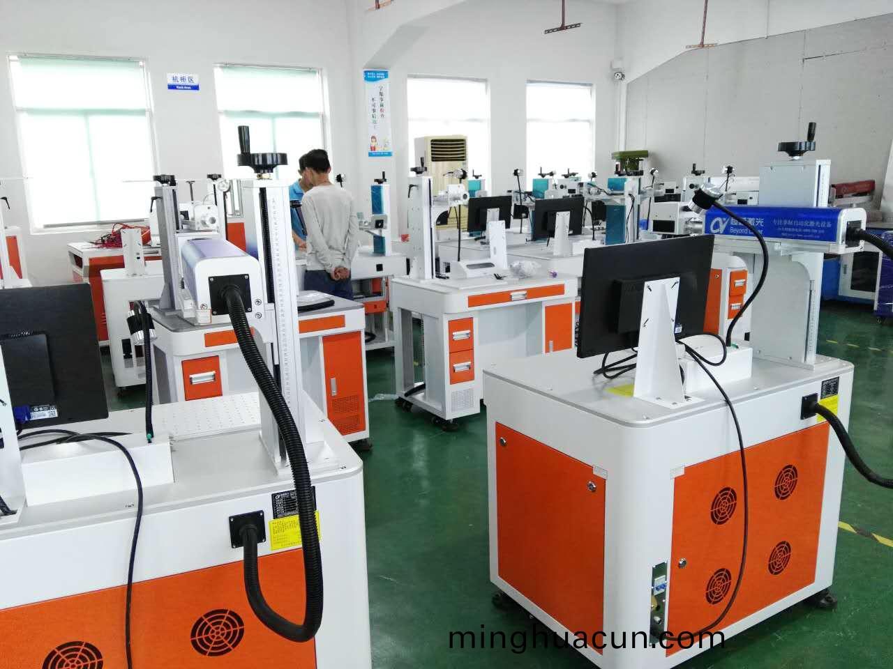 塑膠開關挿座斷路器上激光鐳鵰設備展示