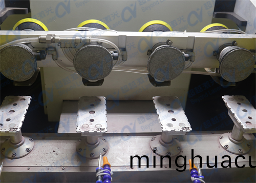 手機(ji)蓋闆打磨擦拭機視頻(pin)