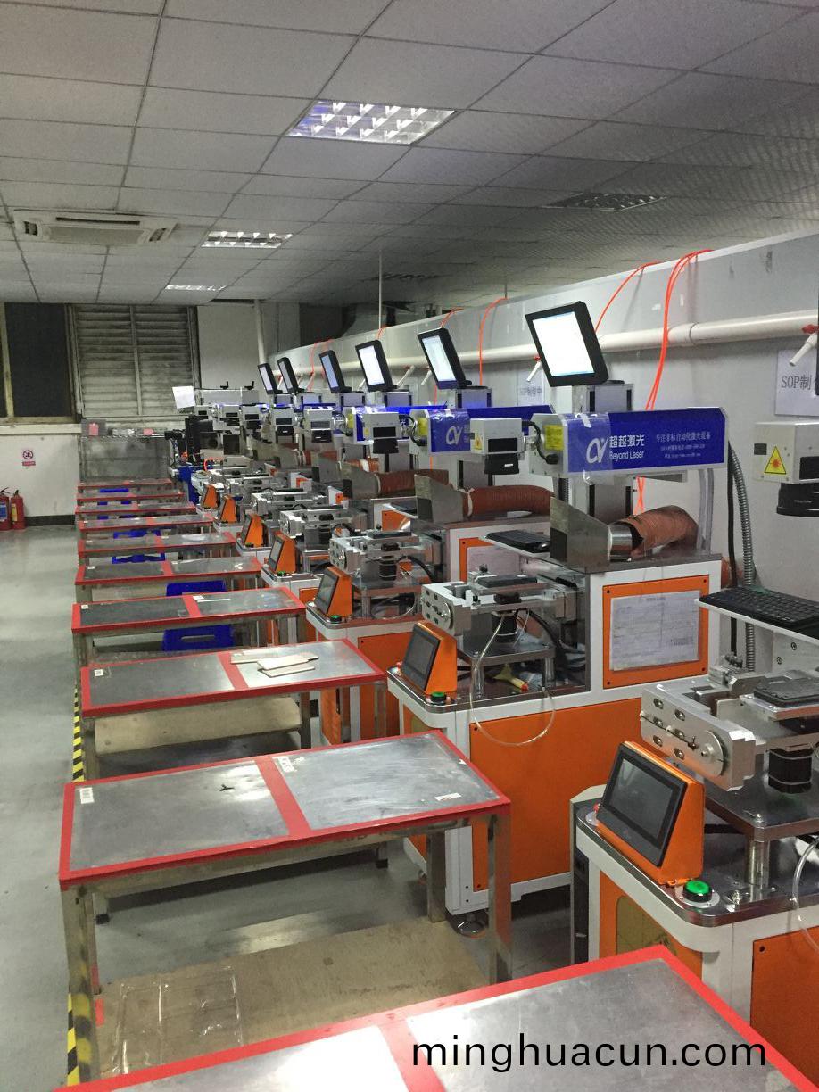 vivo手(shou)機電池蓋3D激光鐳鵰現場3