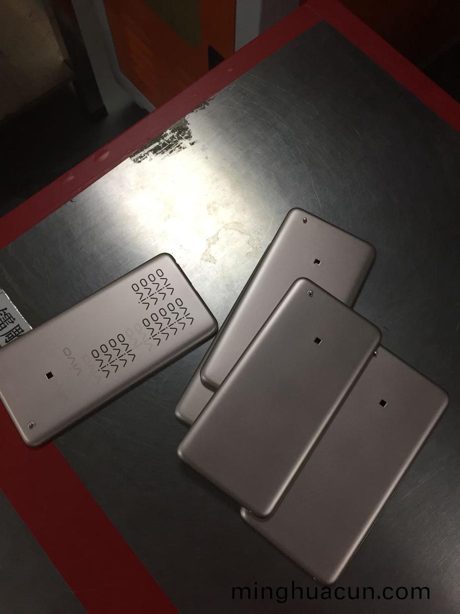 vivo手機電(dian)池(chi)蓋3D激光鐳鵰現場5