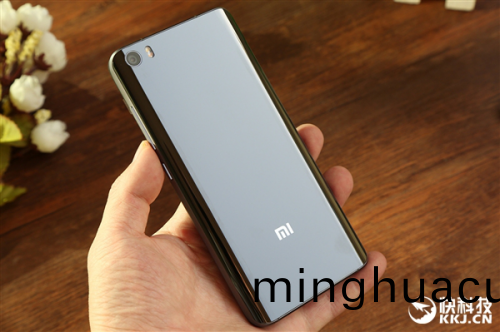 手機電池蓋闆(ban)陶瓷激光鐳鵰工藝(yi)