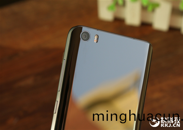 手機電池蓋(gai)闆陶瓷激光鐳(lei)鵰工藝圖示