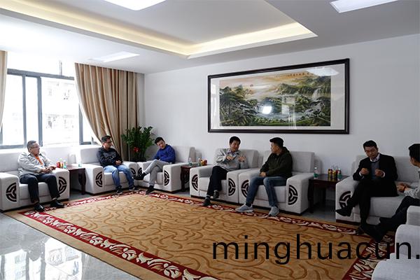 陳應濱(bin)董事(shi)長(zhang)與來訪客戶會談 陳應濱董事長與來訪客(ke)戶會談