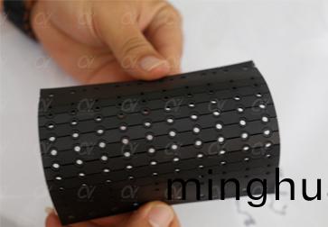 激光切割機在皮革(ge)類産品上的應用(yong)