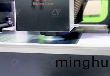 捲對(dui)片激光切割機加工流程