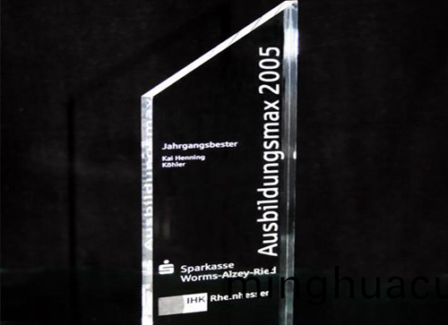 激光打(da)標(biao)機在市(shi)場的應用與優勢有哪些？2